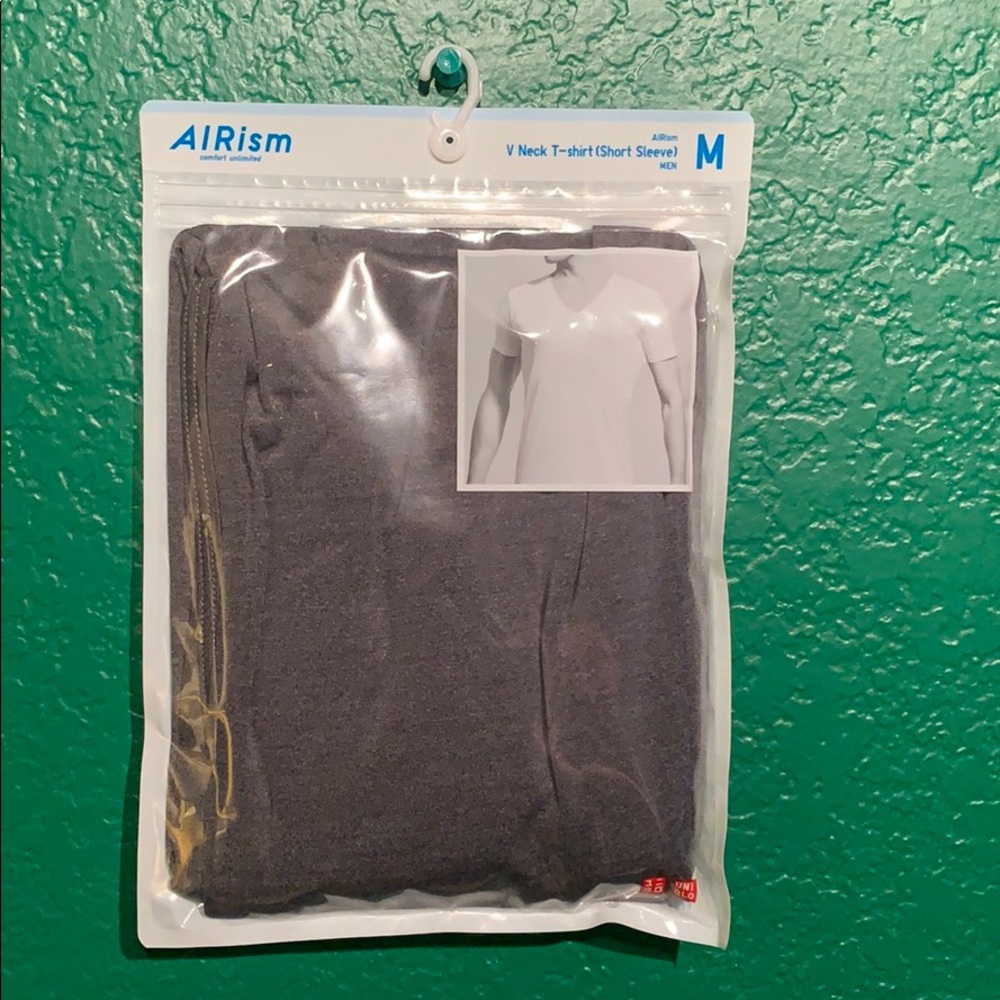 Uniqlo | AIRism V neck tee/undershirt